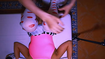 La mejor amiga de la esposa y el marido tienen sexo