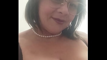 Encuentro video que mi madrastra le envia a sus amantes