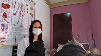 Ereção inesperada na frente da enfermeira