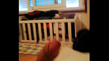 Corrida en cama viendo porno