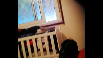 Corrida en cama viendo porno