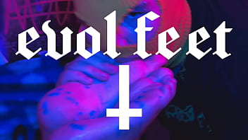 My boyfriend is a pervert obsessed with feet