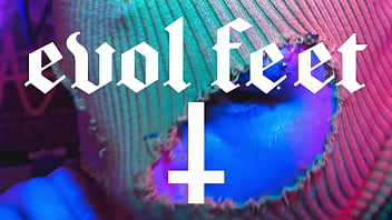 My boyfriend is a pervert obsessed with feet