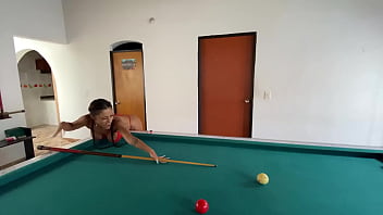 Enseñando a mi amiga latina a jugar al billar kristal bridge dani clark