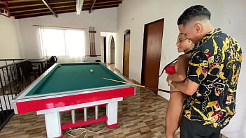 Enseñando a mi amiga latina a jugar al billar kristal bridge dani clark