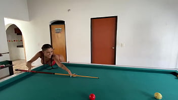 Enseñando a mi amiga latina a jugar al billar kristal bridge dani clark