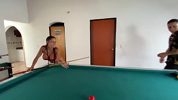 Enseñando a mi amiga latina a jugar al billar kristal bridge dani clark