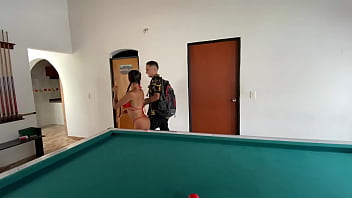 Enseñando a mi amiga latina a jugar al billar kristal bridge dani clark