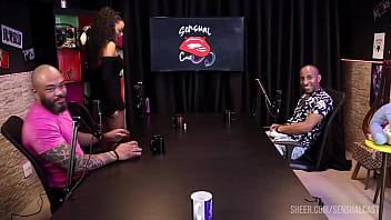 Negra safada faz boquete no pau do negão negro top delícia