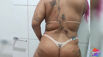 Chuva dourada com gozada na cara de um sortudo que delícia