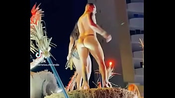 Stripper bien dotado en carro del carnaval