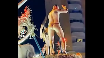 Stripper bien dotado en carro del carnaval