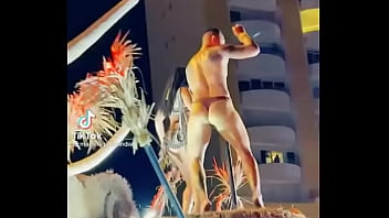 Stripper bien dotado en carro del carnaval