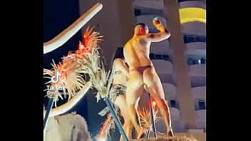 Stripper Bien Dotado En Carro Del Carnaval thumbnail