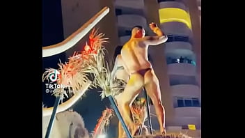 Stripper bien dotado en carro del carnaval