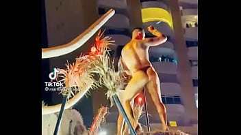 Stripper bien dotado en carro del carnaval Stripper bien dotado en carro del carnaval