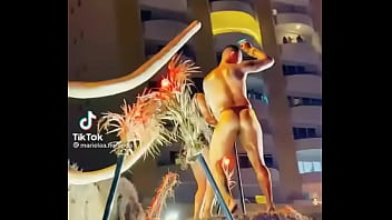 Stripper bien dotado en carro del carnaval