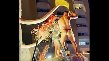 Stripper bien dotado en carro del carnaval