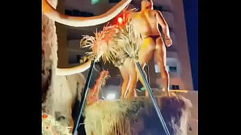 Stripper Bien Dotado En Carro Del Carnaval thumbnail