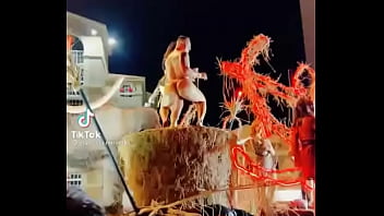 Stripper bien dotado en carro del carnaval