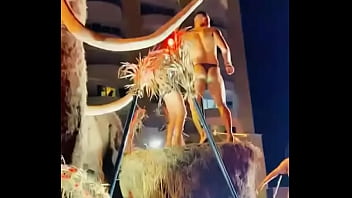 Stripper bien dotado en carro del carnaval