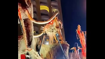Stripper bien dotado en carro del carnaval