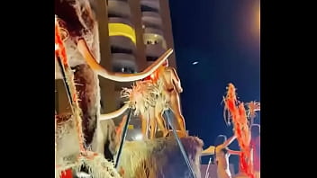 Stripper bien dotado en carro del carnaval