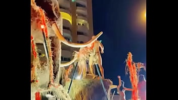Stripper bien dotado en carro del carnaval