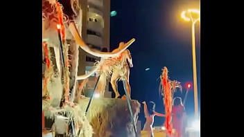 Stripper bien dotado en carro del carnaval