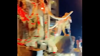 Stripper bien dotado en carro del carnaval
