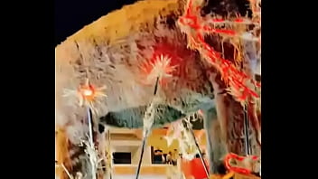 Stripper Bien Dotado En Carro Del Carnaval thumbnail