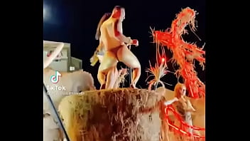 Stripper bien dotado en carro del carnaval