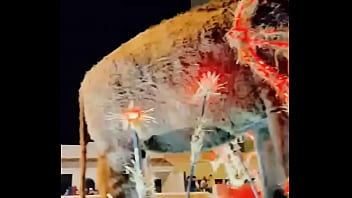 Stripper bien dotado en carro del carnaval