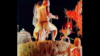 Stripper bien dotado en carro del carnaval