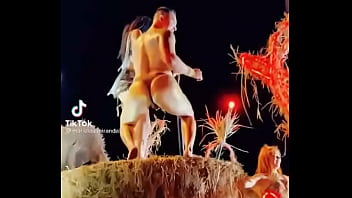 Stripper bien dotado en carro del carnaval