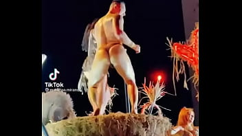 Stripper bien dotado en carro del carnaval