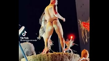 Stripper bien dotado en carro del carnaval