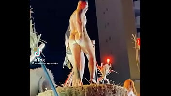 Stripper bien dotado en carro del carnaval