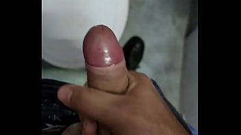 Batendo Uma No Banheiro thumbnail