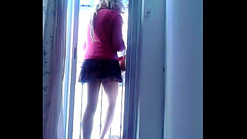 Lili Crossdresser Sumisa Sale Al Balcon Para Ver Si Viene El Siguiente Chico Que La Folle thumbnail