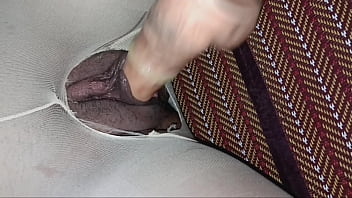 เธอเล่นกับดิวโด้จนน้ำแตกแล้วฉันเอาควยยัดรูหีของเธออีกครั้ง