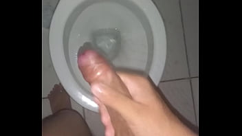 Batendo punheta de madrugada depois de acordar