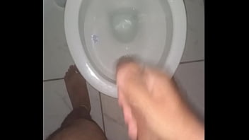 Batendo punheta de madrugada depois de acordar
