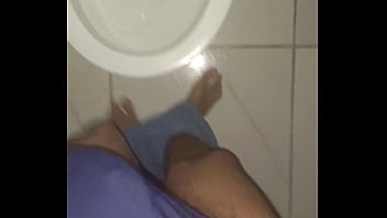 Batendo punheta de madrugada depois de acordar