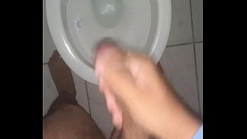 Batendo punheta de madrugada depois de acordar