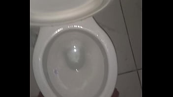 Batendo punheta de madrugada depois de acordar