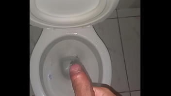 Batendo punheta de madrugada depois de acordar