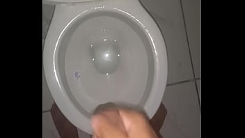 Batendo punheta de madrugada depois de acordar