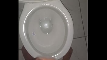 Batendo punheta de madrugada depois de acordar