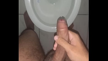 Batendo punheta de madrugada depois de acordar